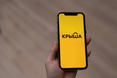 3 Aralık 2022 Almaty Kazakistan: Çatıda logolu akıllı telefon tutan yüzsüz kadın