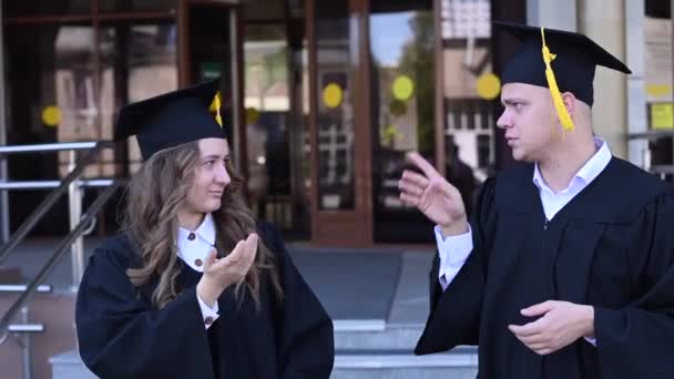 어려운 졸업생들 이수화로 의사소통을 — 비디오