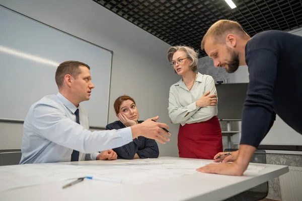 Female Boss Evaluates Work Subordinates Designers Engineers Meeting — Stockfoto