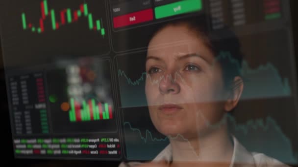 Biała Kobieta Uważnie Patrzy Menu Wykresy Akcji Terminal Maklerski — Wideo stockowe
