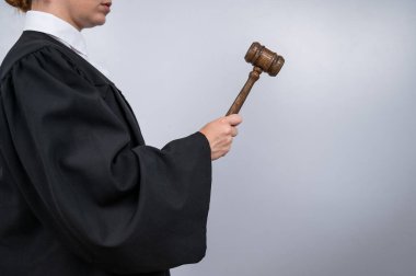 Mahkeme tokmağı tutan, bornozlu kadın yargıç.