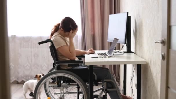 Tekerlekli Sandalyedeki Beyaz Kadın Evden Bilgisayarla Yazı Yazıyor Engelliler Için — Stok video