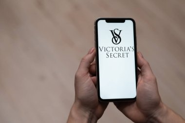 3 Aralık 2022, Almaty, Kazakistan: Viktorya dönemi gizli logosuna sahip bir kadın akıllı telefon tutuyor.