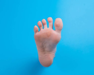 Mavi arka planda çıplak kadın.