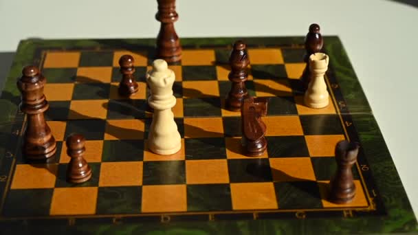 남자가 회전하는 체스판에 떨어뜨린다 — 비디오