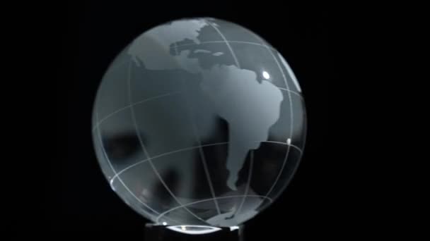 Křišťálový Model Zeměkoule Otáčí Černém Pozadí — Stock video
