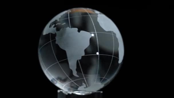 Křišťálový Model Zeměkoule Otáčí Černém Pozadí — Stock video