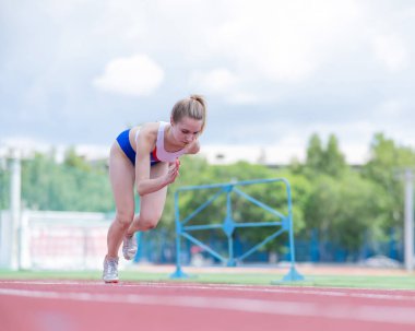 Stadyumdaki bayan koşucu yarışa hazır.