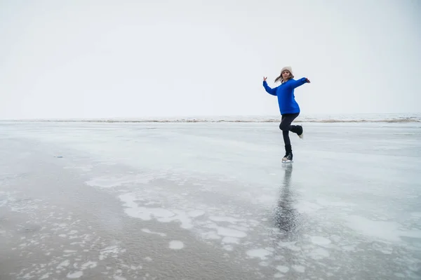 Caucasian Woman Blue Sweater Skating Frozen Lake — Stockfoto