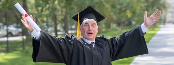 Anciano Canoso Vestido Con Una Bata Graduado Extendió Sus Brazos — Foto de Stock