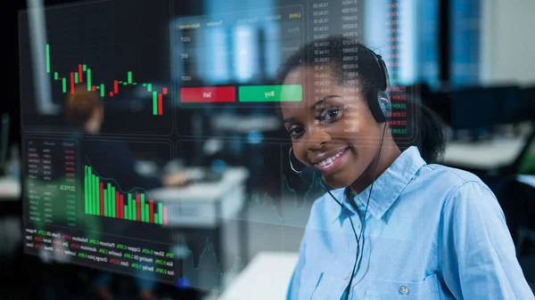 African American Woman Works Call Center Operator Stock Charts Broker — Foto Stock
