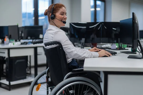 Rudowłosa Biała Kobieta Wózku Inwalidzkim Rozmawiająca Słuchawkach Pracownica Call Center — Zdjęcie stockowe