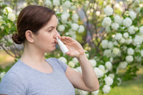 Mulher Branca Usa Spray Nasal Enquanto Caminha Parque — Fotografia de Stock