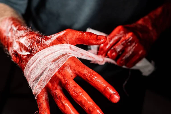 Man Täckt Blod Bandage Händerna — Stockfoto