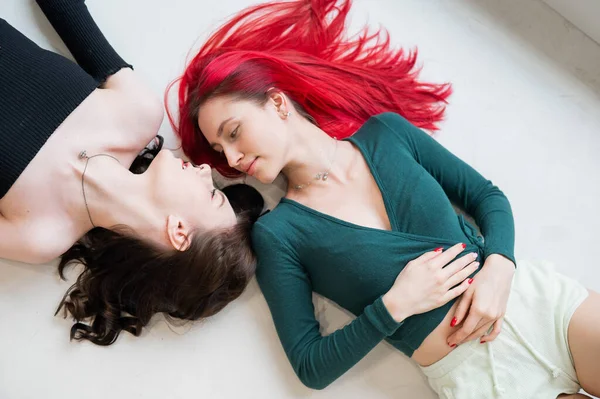 Visão Superior Mulheres Caucasianas Deitado Beijando — Fotografia de Stock