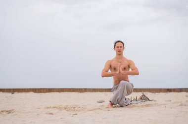 Beyaz adam dışarıda dövüş sanatları yapıyor. denge ve meditasyon