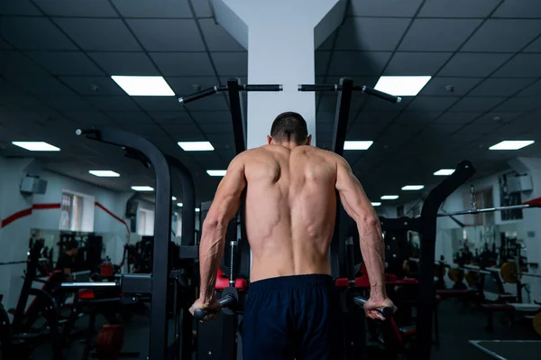 Shirtless Άνθρωπος Κάνει Triceps Βουτιές Από Παράλληλες Μπαρ Στο Γυμναστήριο — Φωτογραφία Αρχείου