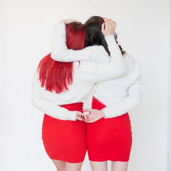 Bakifrån Två Kvinnor Klädda Identiska Röda Klänningar Och Vita Tröjor — Stockfoto