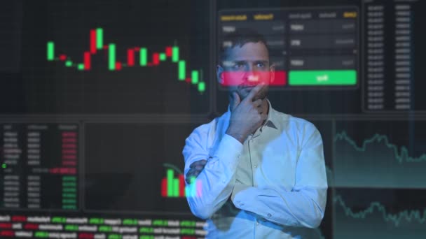 Bělošský Vousatý Muž Analyzuje Burzovní Grafy Virtuální Obrazovce Nabídka Hud — Stock video