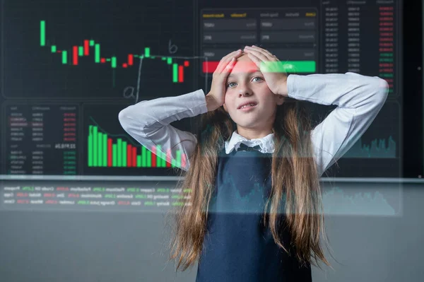Kaukázusi Lány Áll Táblánál Fogja Fejét Kezével Háttérben Stock Diagramok — Stock Fotó