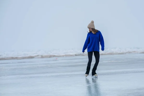 Caucasian Woman Blue Sweater Skating Frozen Lake — Stok fotoğraf