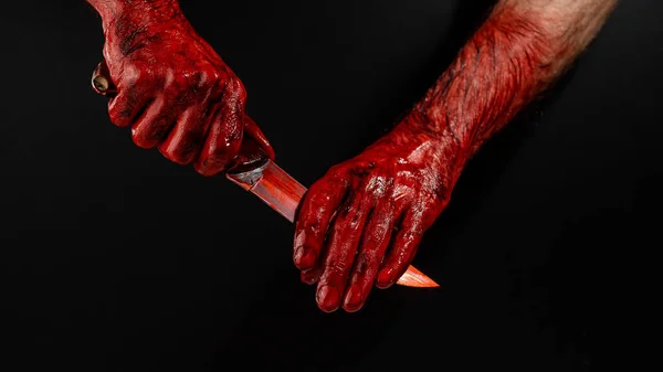 Мужчина Вытирает Окровавленный Нож Рукой Черном Фоне — стоковое фото