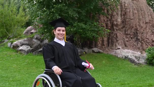 Kaukasierin Rollstuhl Diplomkostüm Freut Sich Über Diplom — Stockvideo