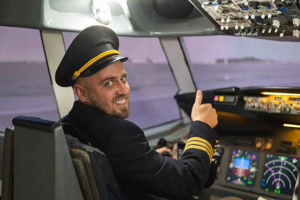Hombre Barbudo Caucásico Sonriendo Mientras Conduce Simulador Vuelo Piloto Cabina — Foto de Stock