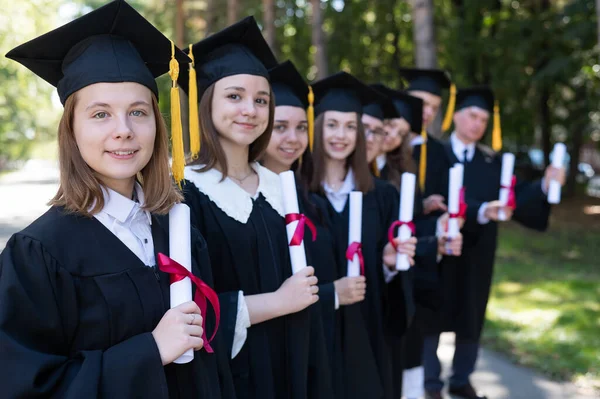 Eine Reihe Junger Leute Abschlusskleid Freien Altersstudentin — Stockfoto