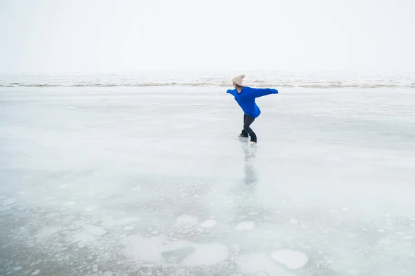 Caucasian Woman Blue Sweater Skating Frozen Lake — Stok fotoğraf