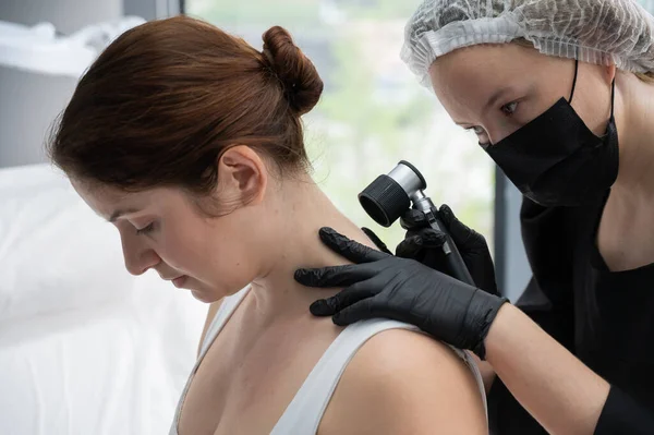 Hudläkare Undersöker Patient Mullvad Genom Ett Dermatoskop — Stockfoto