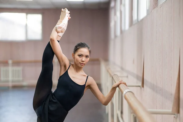 Asian Woman Doing Splits Ballet Barre — Stock Fotó