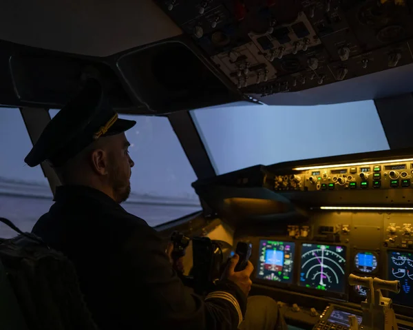 Man Studying Pilot Aircraft Simulator — Foto de Stock