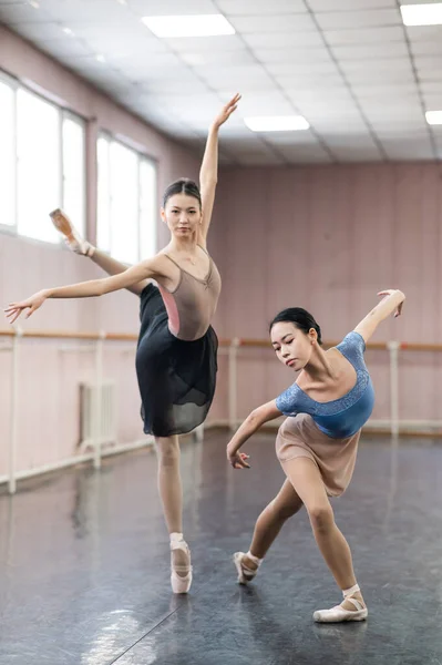 Dos Bailarinas Asiáticas Bailan Clase —  Fotos de Stock