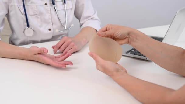 白人女性と整形外科医の接触と乳房インプラントの選択 — ストック動画
