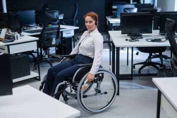 Biała Kobieta Porusza Się Biurze Wózku Inwalidzkim Pracownica Call Center — Zdjęcie stockowe