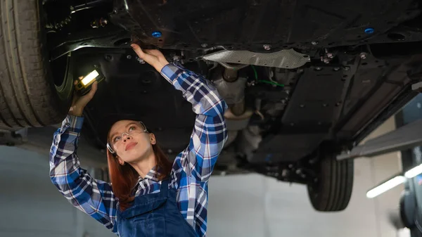Una Mecánica Femenina Inspecciona Coche Levantado Una Chica Trabajo Hombres — Foto de Stock