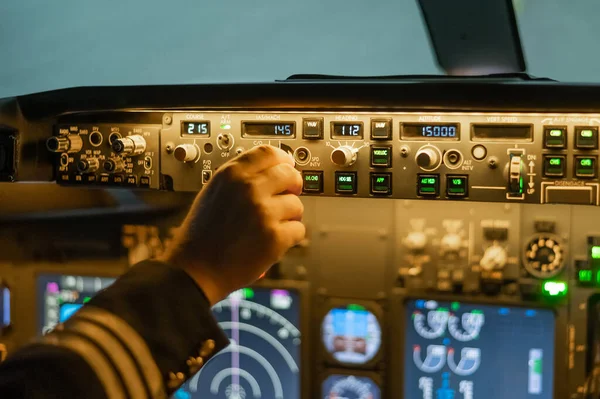Egy Férfi Pilótának Tanul Egy Repülőgép Szimulátorban Férfi Kezek Közelsége — Stock Fotó