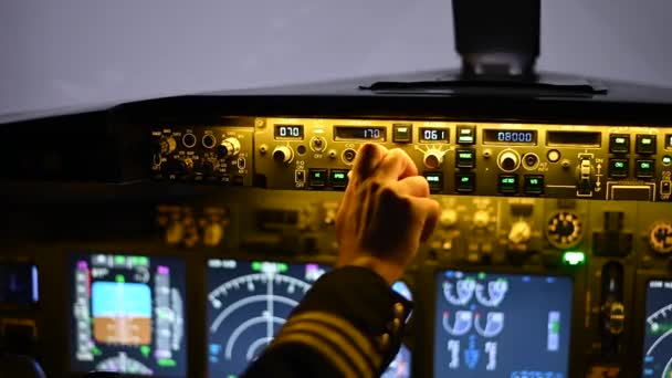 Muž Studuje Pilota Letovém Simulátoru Detailní Záběr Mužských Rukou Ovládacím — Stock video