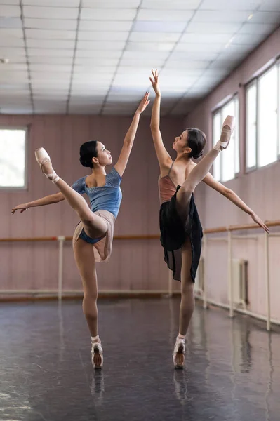 Dos Bailarinas Asiáticas Bailan Clase — Foto de Stock