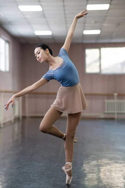 Anmutige Asiatische Ballerina Blauem Body Und Beigem Rock Probt Einem — Stockfoto