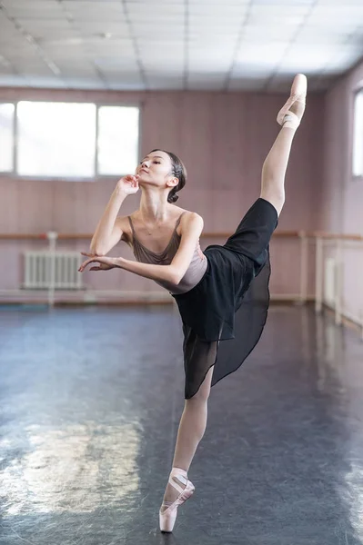 Graceful Aziatische Ballerina Een Beige Bodysuit Zwarte Rok Repeteren Een — Stockfoto