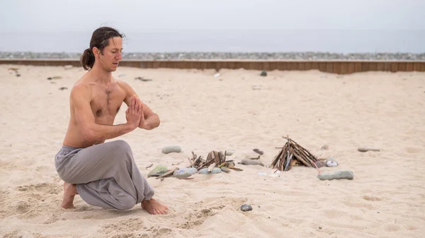 Uomo Caucasico Pratica Arti Marziali All Aperto Equilibrio Meditazione — Foto Stock