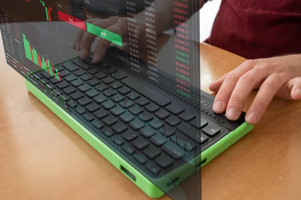 Persona Ciega Utiliza Una Computadora Con Una Pantalla Braille Teclado —  Fotos de Stock