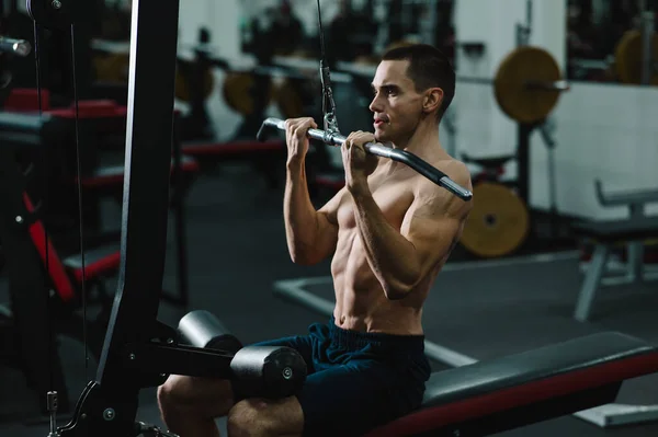 Man Does Chest Pulldown Gym —  Fotos de Stock