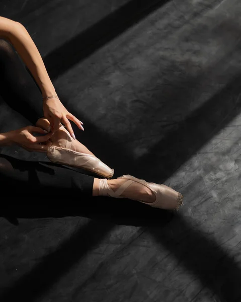 Gezichtsloze Ballerina Zit Vloer Trekt Puntschoenen Aan Bovenaanzicht — Stockfoto