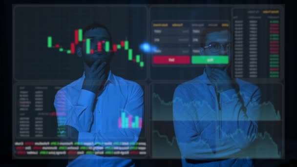 Deux Hommes Barbus Caucasiens Discutent Cartes Boursières Sur Écran Virtuel — Video
