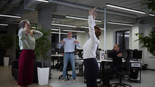 Patru Lucrători Birou Încălzesc Timpul Unei Pauze Angajații Fac Exerciții — Videoclip de stoc