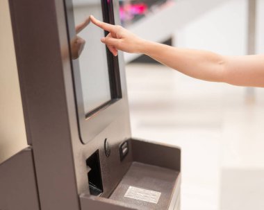 Dokunmatik ekran ATM kullanan yüzü olmayan kadın.