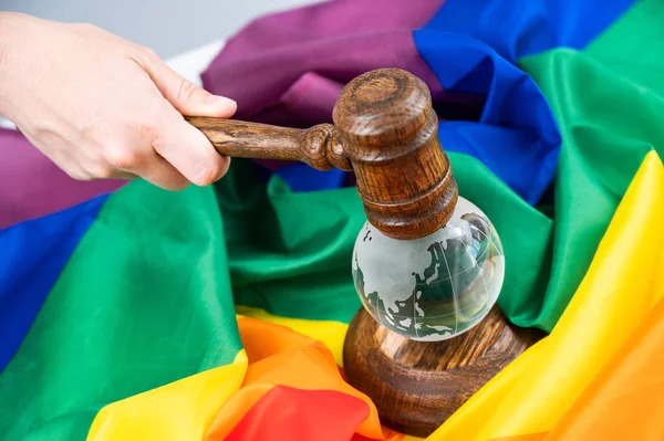 Juez Mujer Sosteniendo Martillo Globo Cristal Una Bandera Arco Iris — Foto de Stock